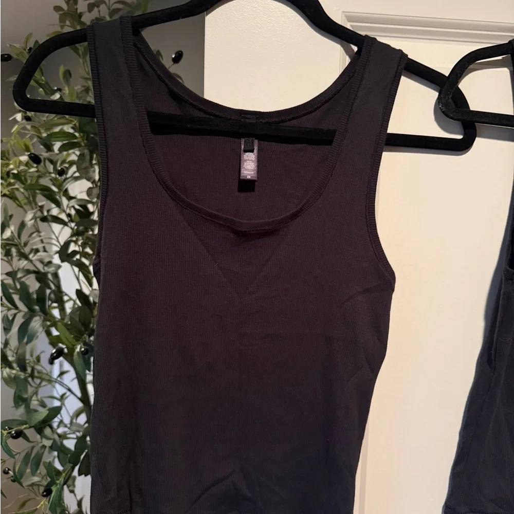 SKIMS Bundle 2 crop tanks - Picture 2 of 5